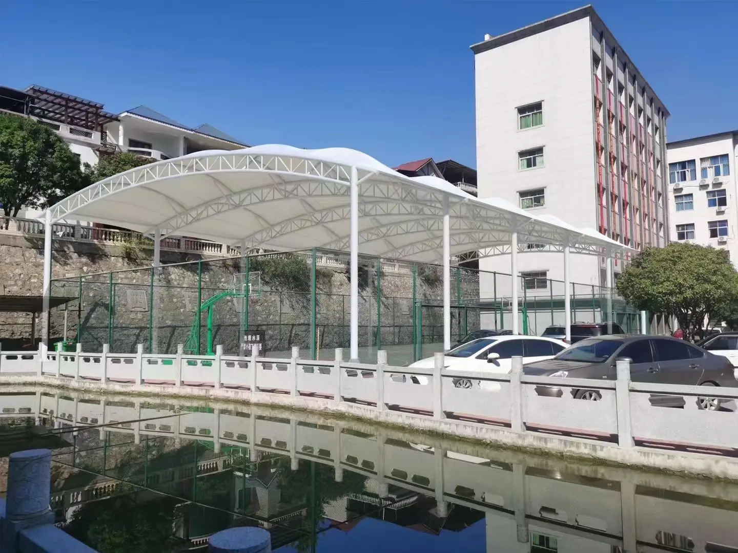 贵州安顺园区停车棚总在漏水生锈？源头膜结构厂家：按本地气候选材，避开三大坑