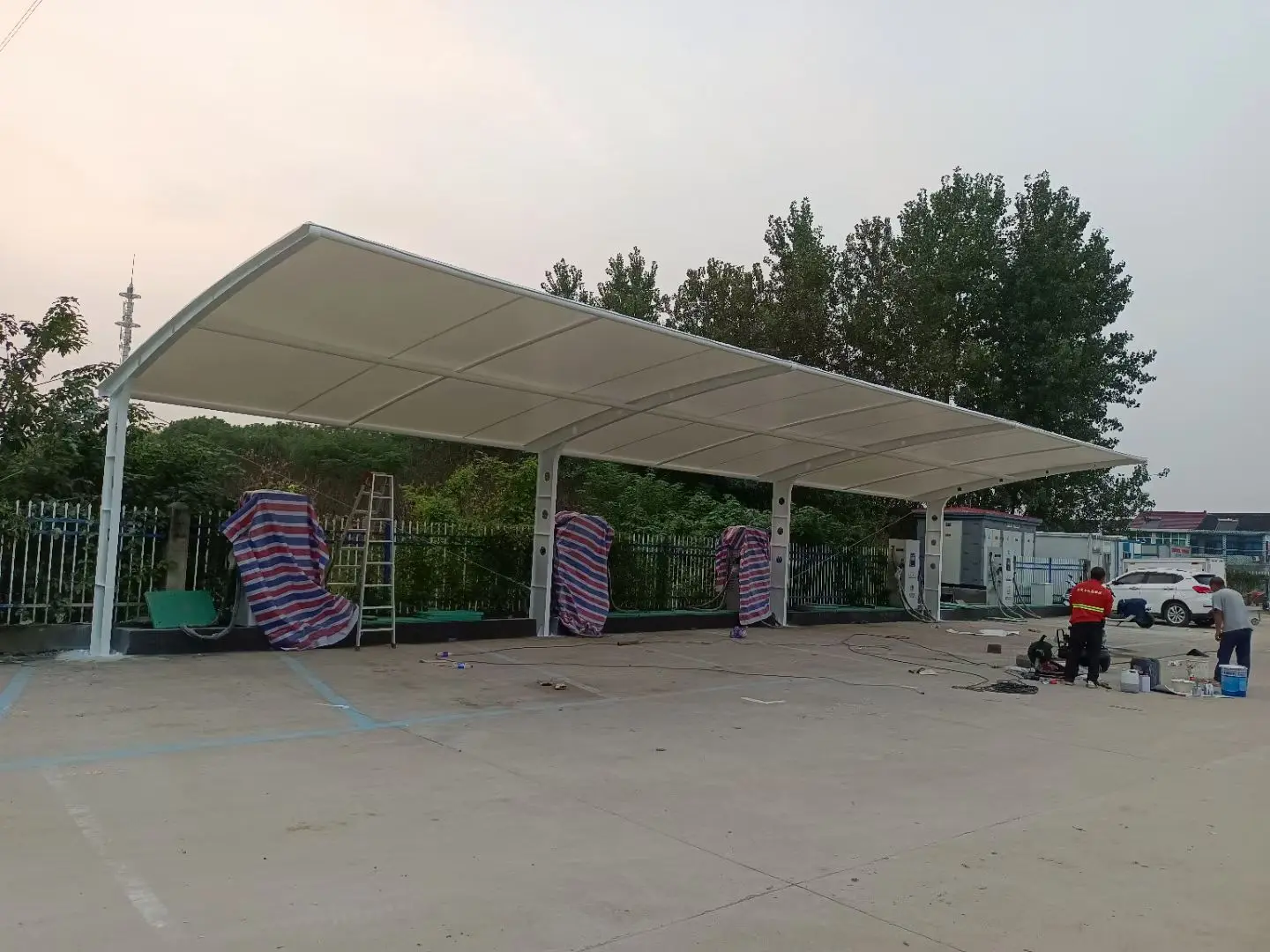 贵州安顺膜结构工程科普：山地多雨强紫外线环境，停车棚选材别只看低价